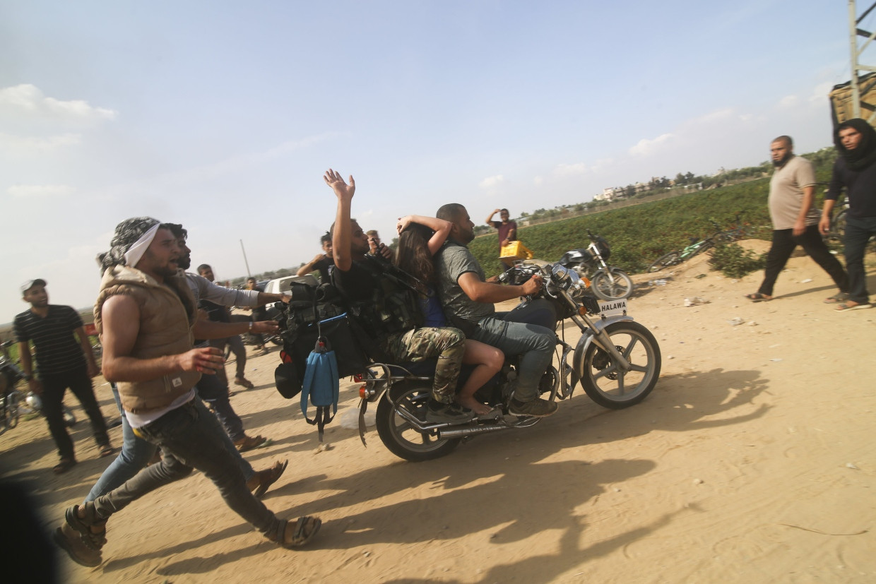 Diese Aufnahmen von Noa Argamani, wie sie von der Hamas auf einem Motorrad entführt wird, gingen um die Welt.