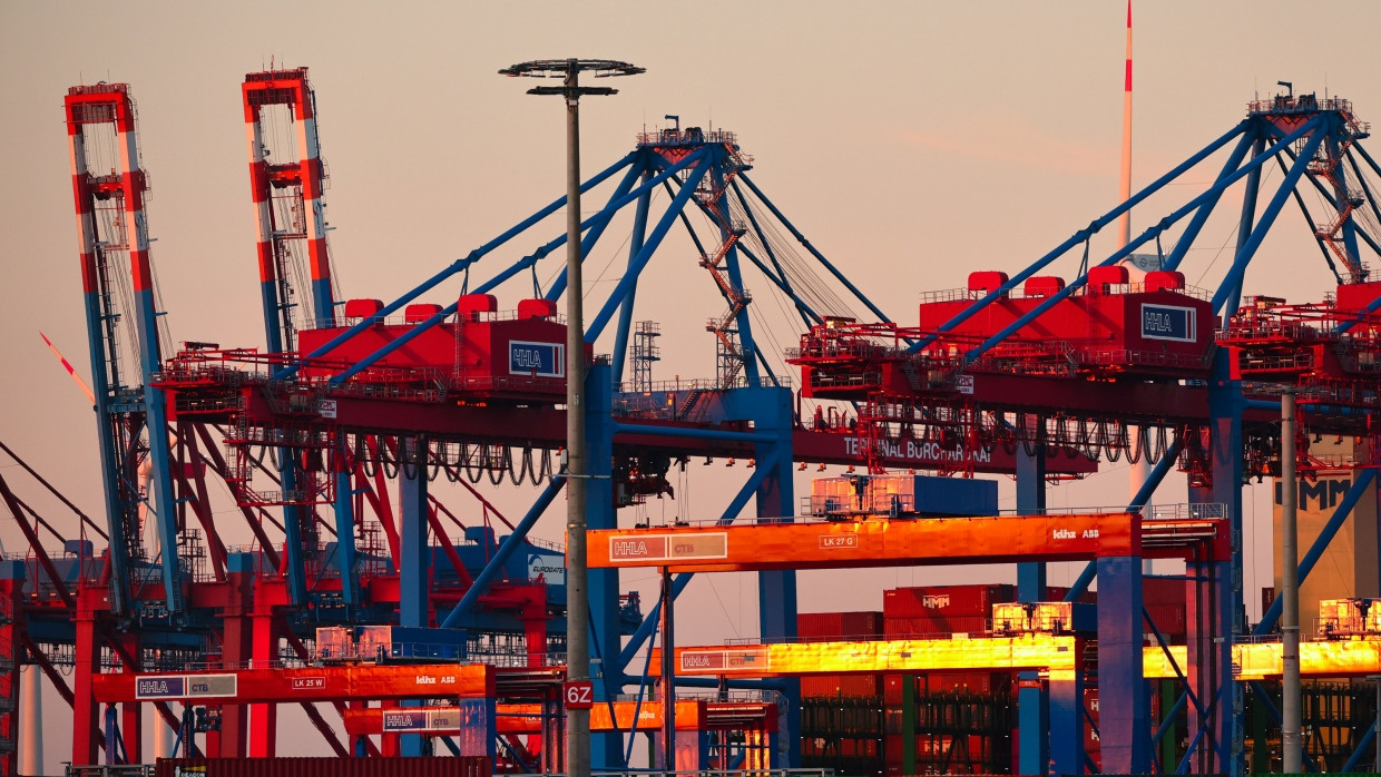 Am Containerterminal Burchardkai wird Fracht auf Schiffe verladen.