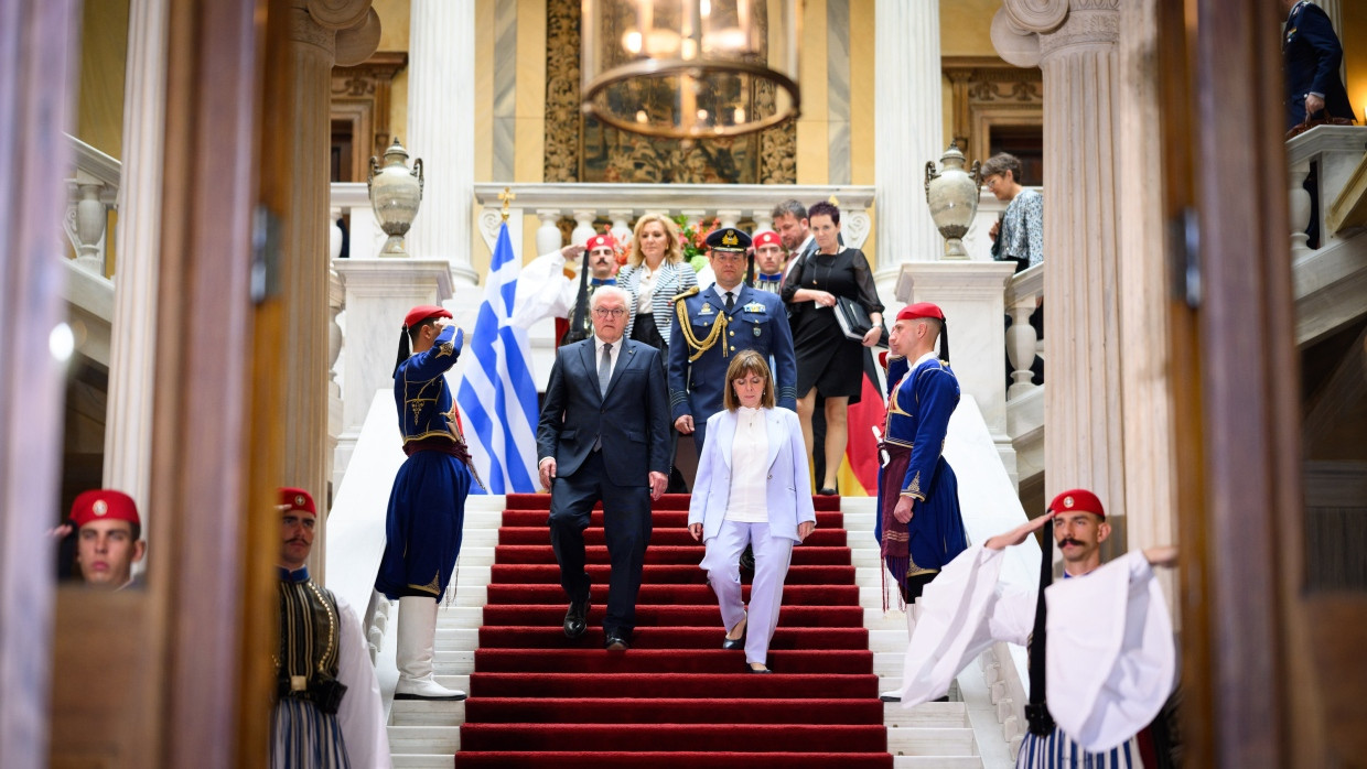 Bundespräsident Frank-Walter Steinmeier (Mitte l) und Katerina Sakellaropoulou, Präsidentin von Griechenland in Athen.