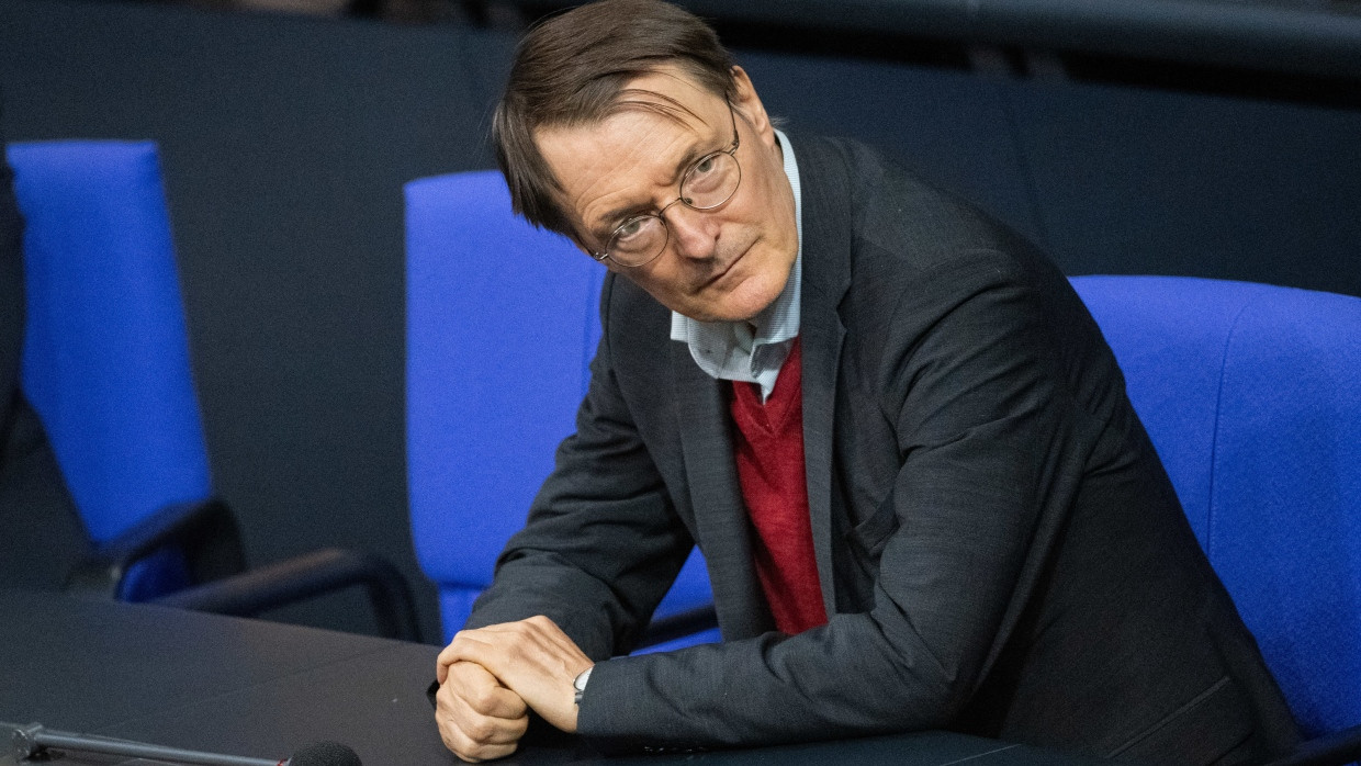 Berlin: Karl Lauterbach (SPD), Bundesminister für Gesundheit, sitzt vor der Vereidigung des neuen Finanzministers im Bundestag.