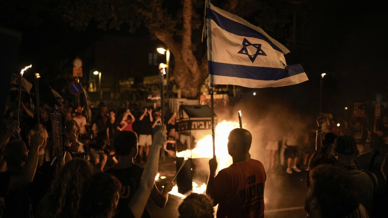 Menschen protestieren in Tel Aviv gegen die Regierung von Ministerpräsident Benjamin Netanjahu.