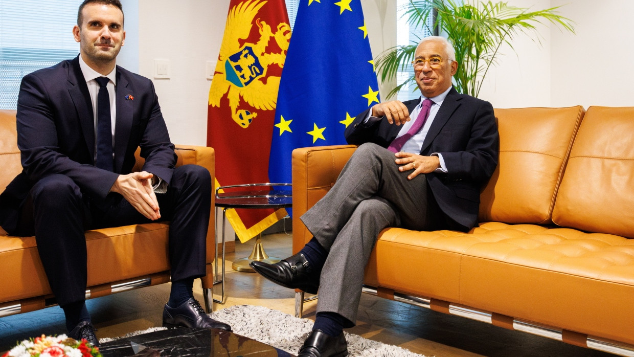 Der montenegrinische Regierungschef Milojko Spajić (links)  am Montag mit EU-Ratspräsident António Costa