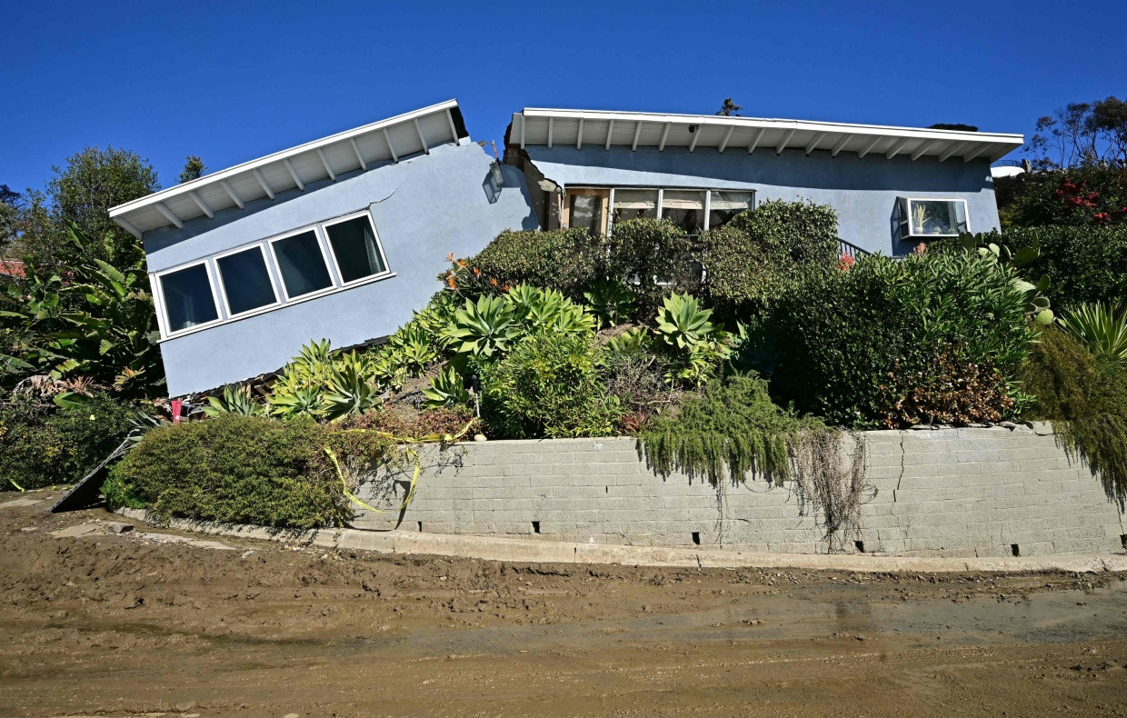 Vom Feuer unversehrt, dann jedoch getroffen von einem Erdrutsch: ein Haus in Pacific Palisades