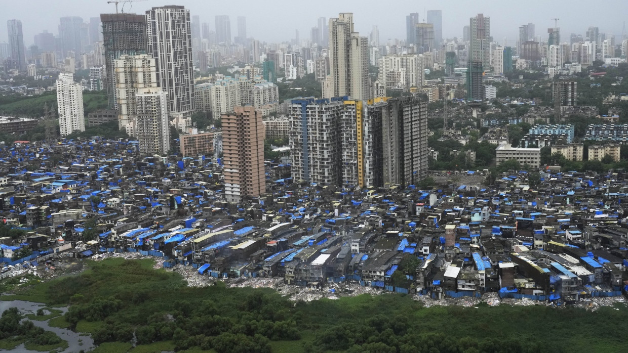 Ein Slum und Hochhäuser in der indischen Metropole Mumbai