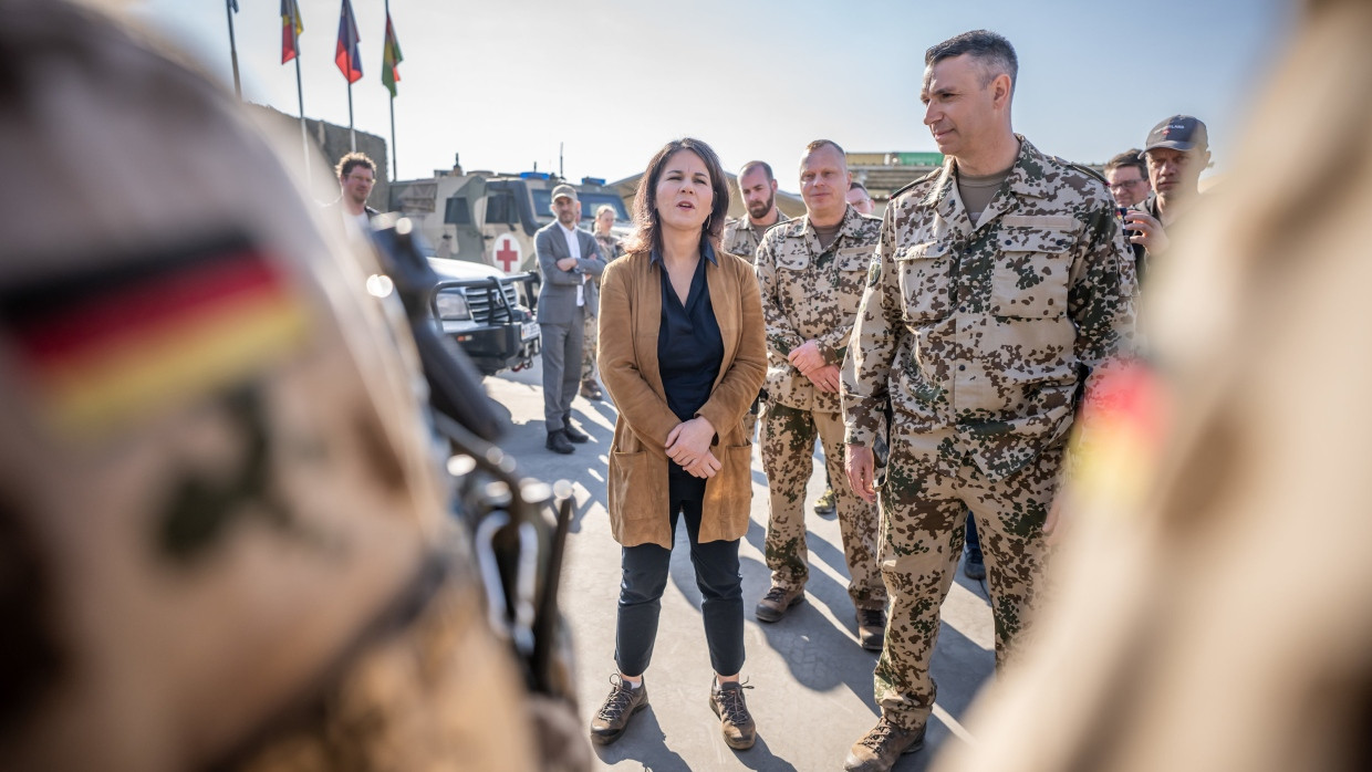 Irak: Außenministerin Annalena Baerbock spricht neben Kommandeur Marc di Michele mit Soldaten im Bundeswehrcamps Stephan in Erbil im März letzten Jahres.