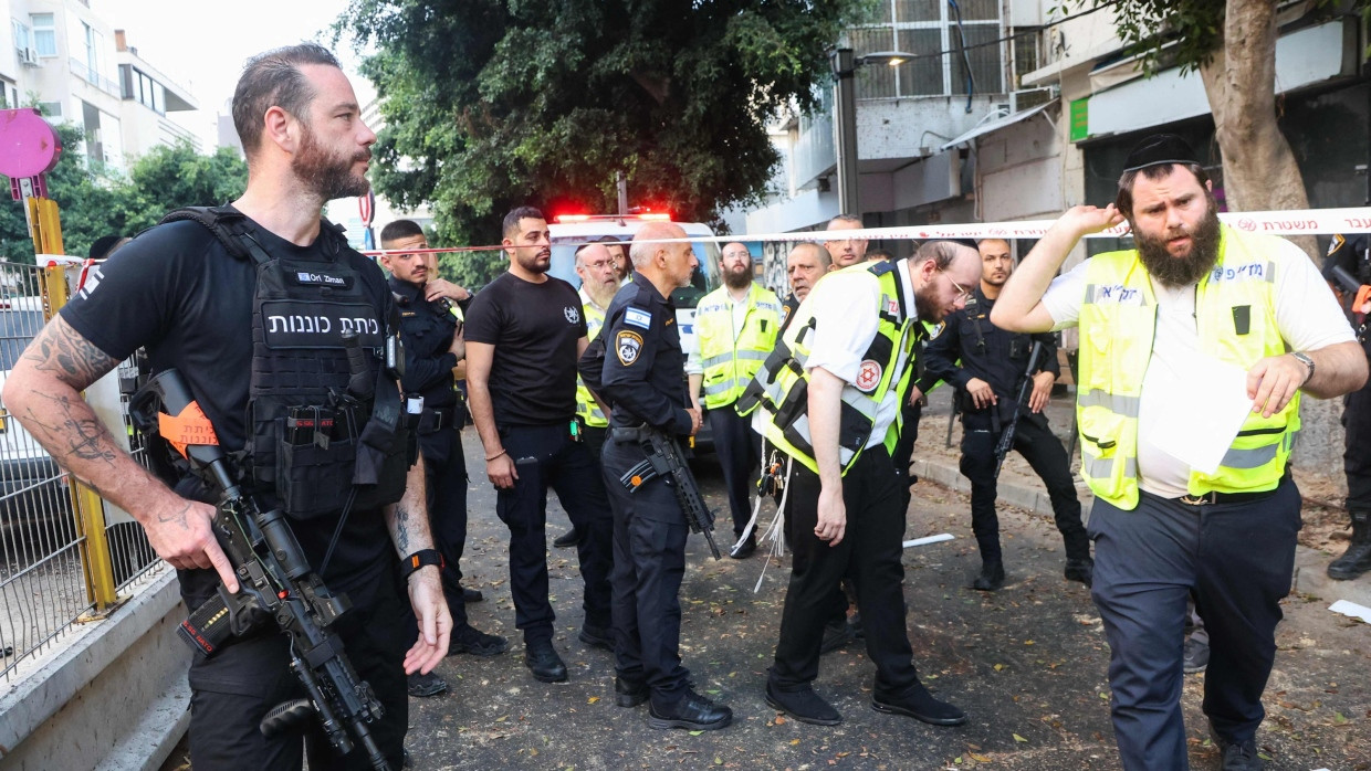 Wie ein Donnerschlag: Israelische Polizisten und Ersthelfer am Freitagmorgen am Ort der Explosion in Tel Aviv