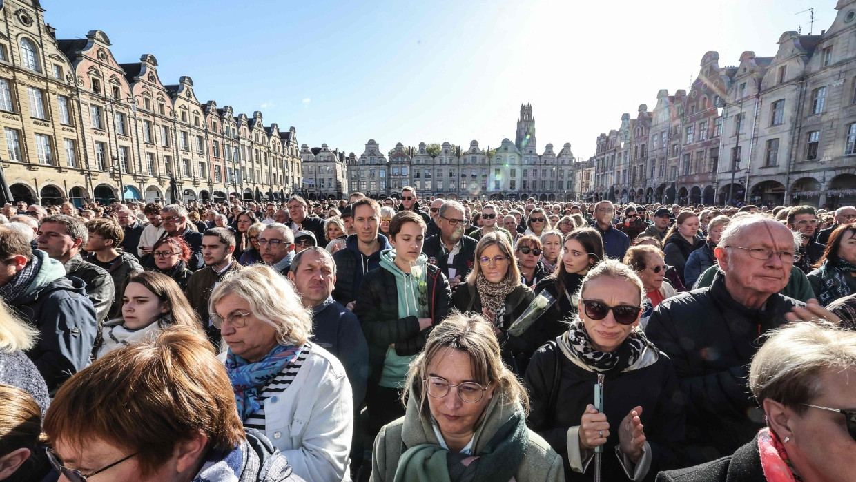 Im Gedenken an das Opfer nach dem Lehrermord in Frankreich