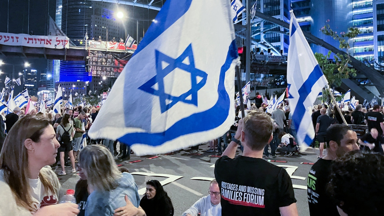 Menschen fordern in Tel Aviv die Freilassung von Geiseln, die im Gazastreifen von der Hamas festgehalten werden.