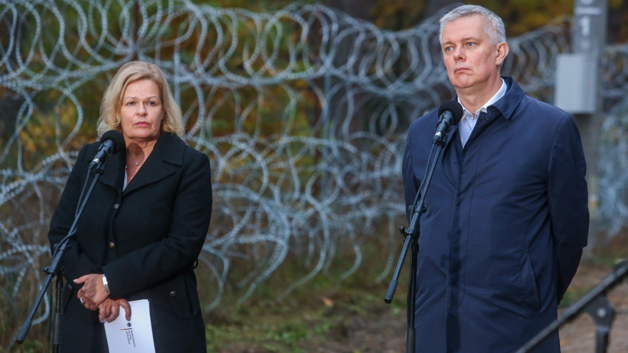 Nancy Faeser und Tomasz Siemoniak am 30. Oktober an der polnisch-belarussischen Grenze