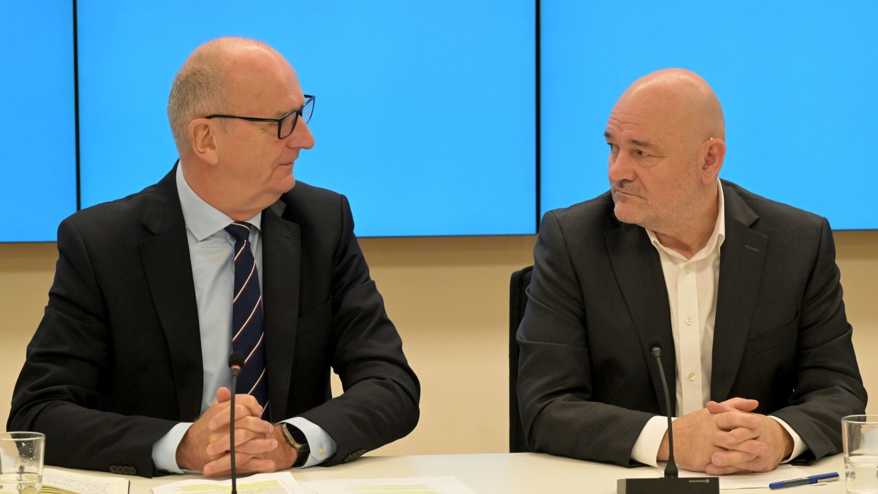 Brandenburgs Ministerpräsident Dietmar Woidke (SPD) und Robert Crumbach, Landesvorsitzender des BSW Brandenburg, bei Landespressekonferenz im Oktober