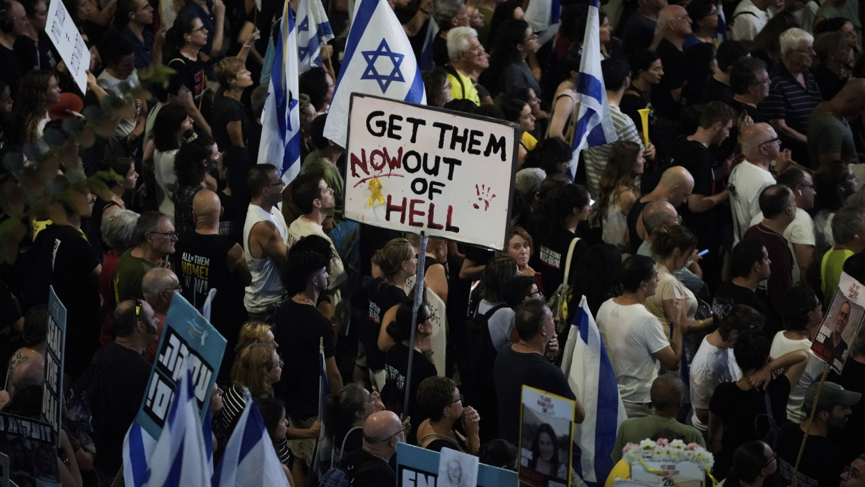 14.09.2024: Menschen protestieren in Tel Aviv gegen die Regierung von Premierminister Netanjahu und fordern die Freilassung von Geiseln.