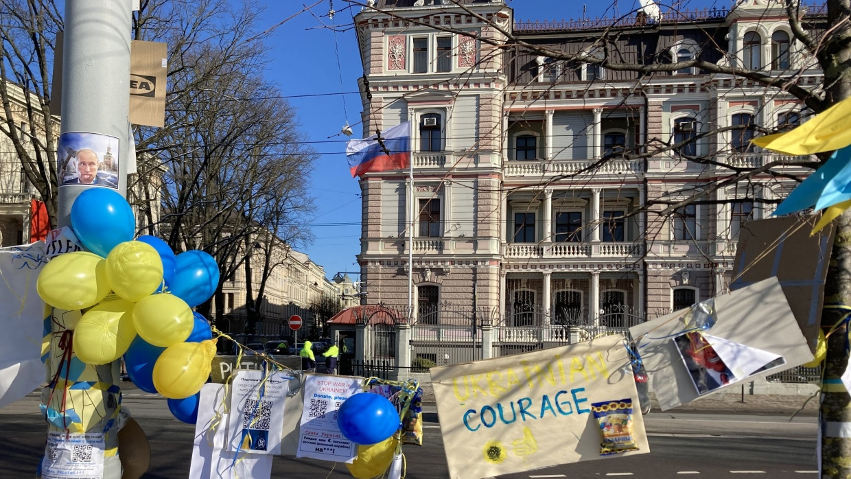 Luftballons in den Farben der offiziellen Nationalflagge der Ukraine sowie Plakate auf dem Platz vor der russischen Botschaft in Riga (Archivbild).