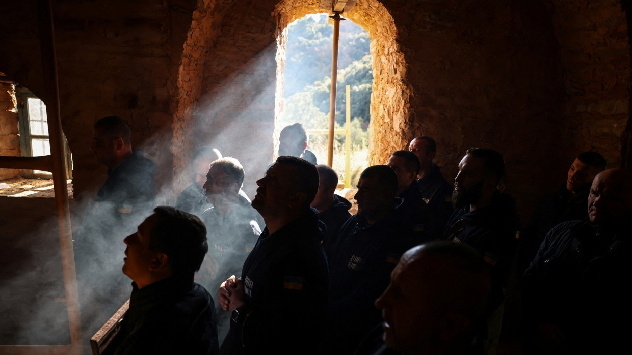 Ukrainische Soldaten beten in der Zelle der Heiligen Erzengel Falakro auf Athos.