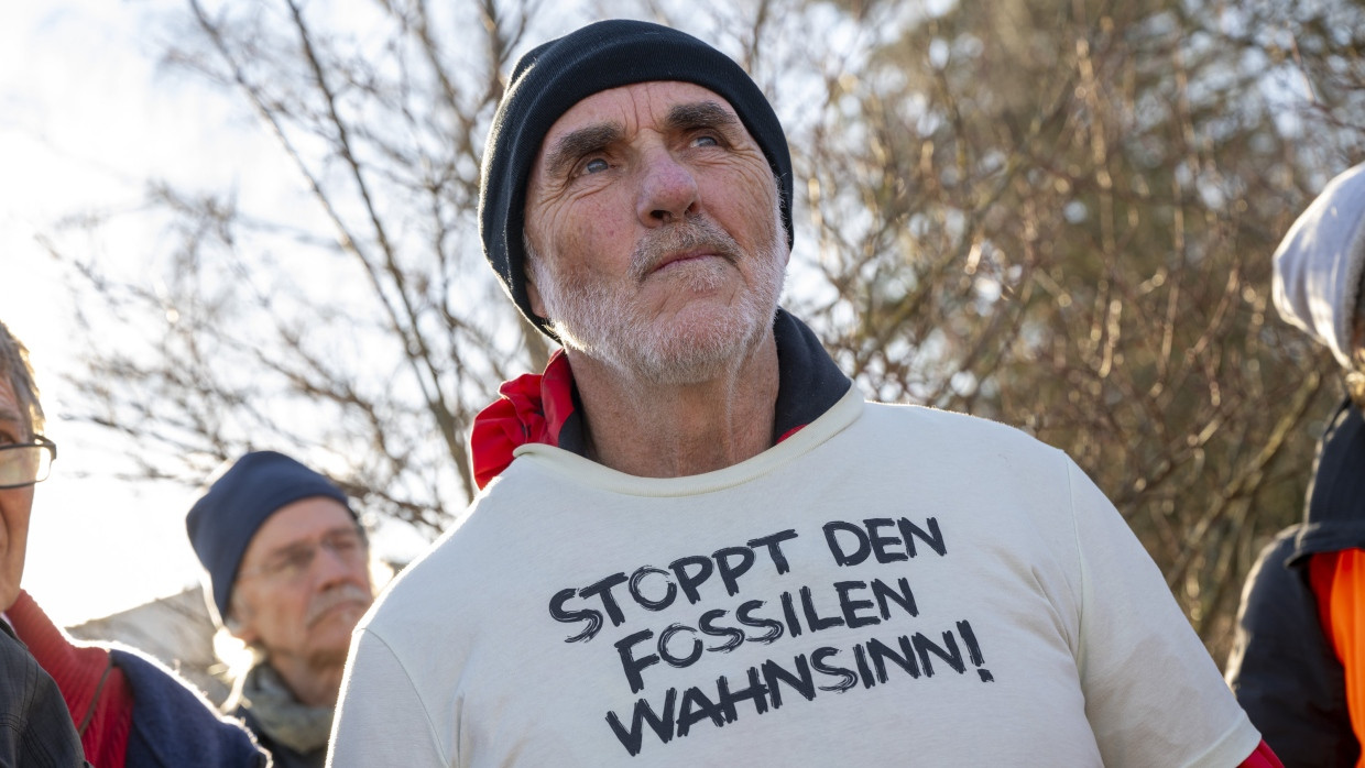 Karl Braig, Aktivist der Letzten Generation, steht vor Beginn seines Haftantritts vor der Justizvollzugsanstalt Kempten zwischen Teilnehmern einer Mahnwache für ihn.