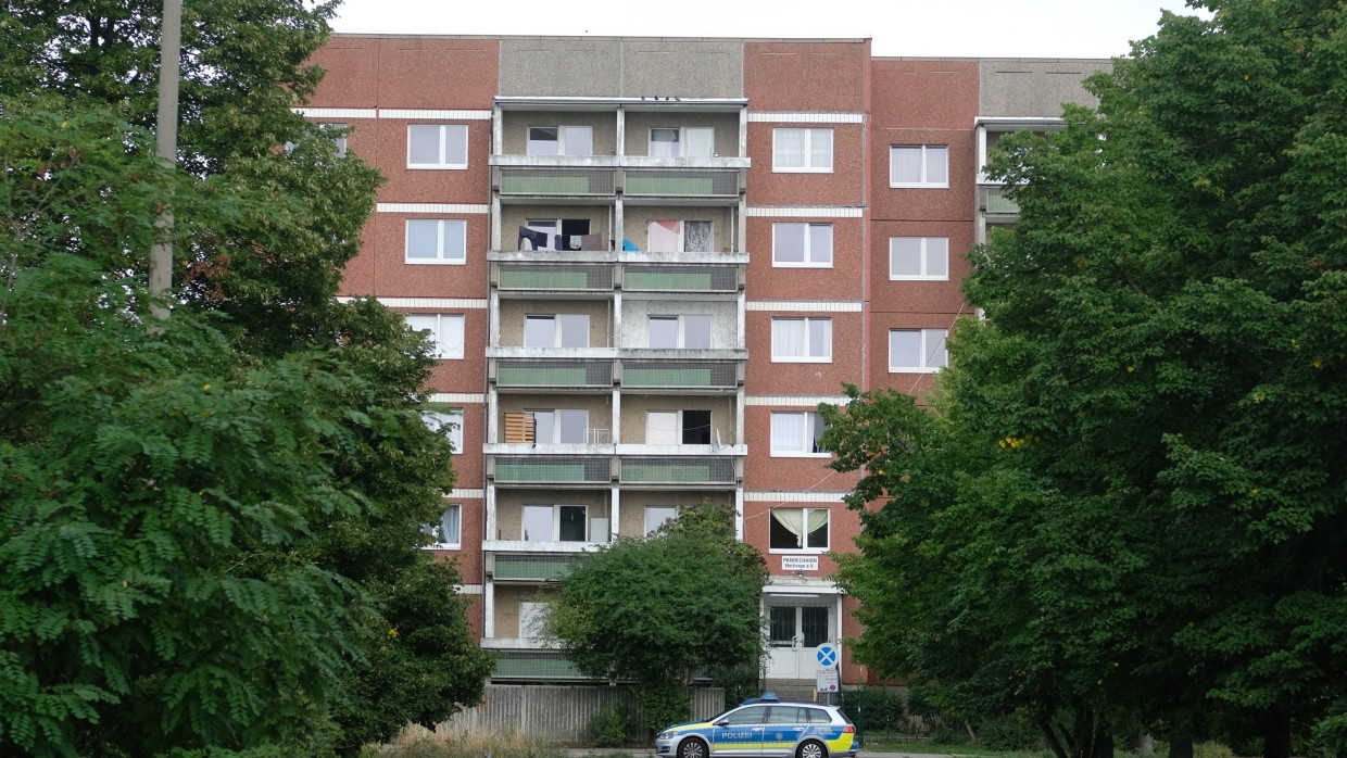 Leipzig: Ein Funkwagen der Polizei steht vor einer Unterkunft für Flüchtlinge. Das Gebäude ist in der Nacht mit Brandsätzen beworfen worden.