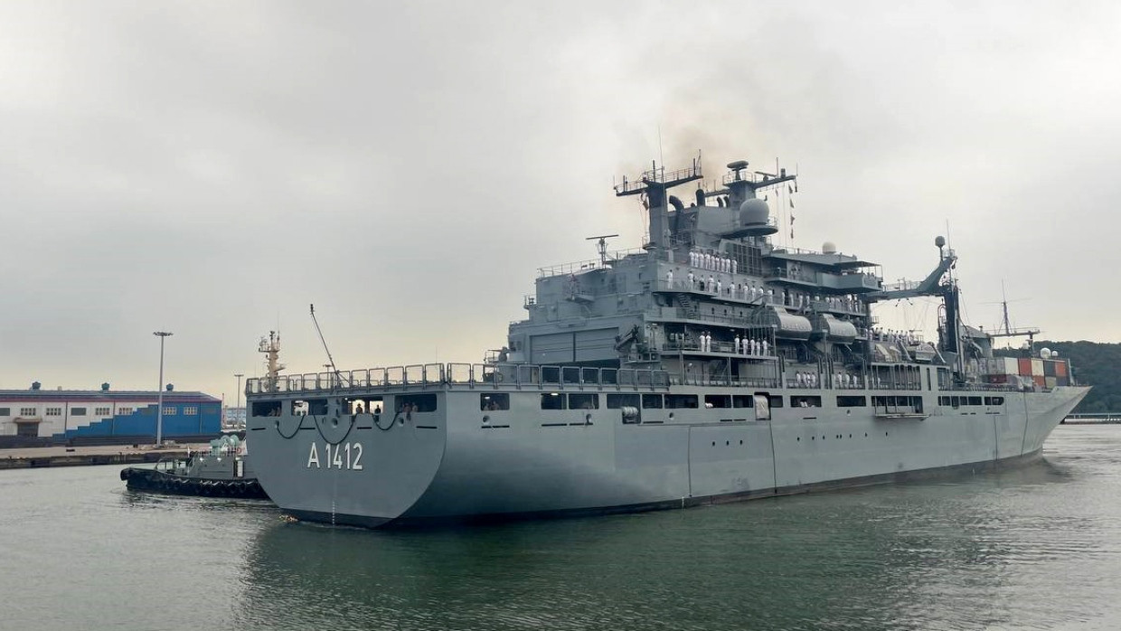 Zuvor  im Hafen von Incheon, Südkorea: Das deutsche Versorgerschiff „Frankfurt am Main“