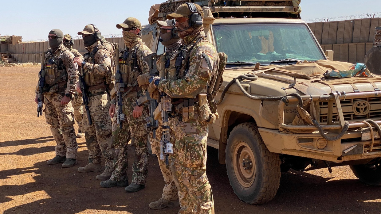 Kampfschwimmer der deutschen Marine stehen neben einem Geländefahrzeug in Niger.