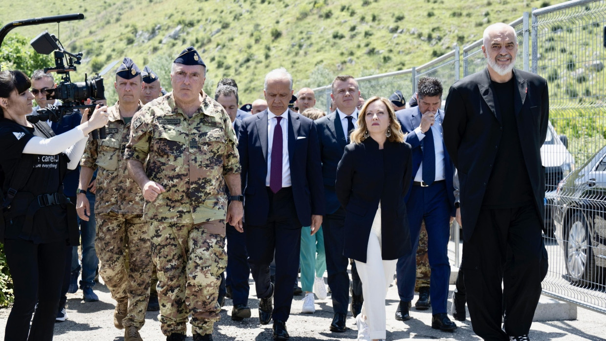 Der italienische Innenminister Matteo Piantedosi, die italienische Ministerpräsidentin Giorgia Meloni und der albanische Ministerpräsident Edi Rama (v.l.n.r.) am 5.6.2024 in Shengjin.