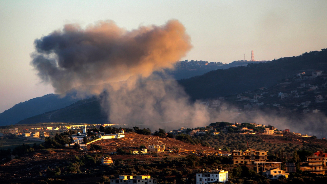 Aus dem libanesischen Dorf Kfarkela an der südlichen Grenze steigt starker Rauch auf, nachdem es unter israelischen Beschuss geraten war.