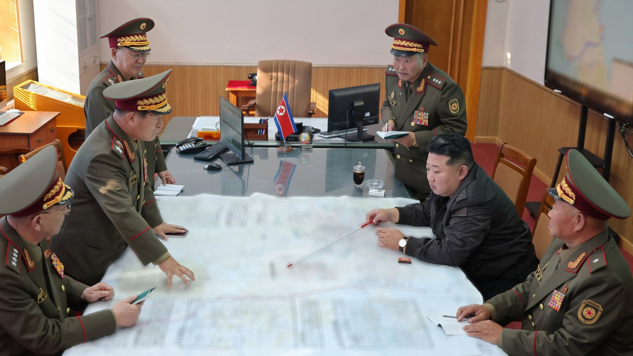 Das Foto der staatlichen nordkoreanischen Nachrichtenagentur Korean Central News zeigt  Kim Jong-un mit Offizieren während eines Besuchs im Hauptquartier des 2. Korps