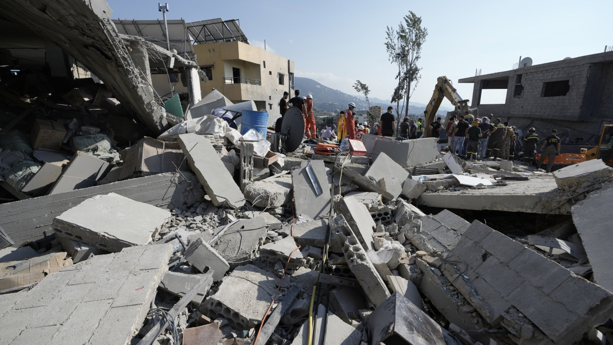 Rettungskräfte treffen am Ort eines israelischen Luftangriffs in der Stadt Maisara nördlich von Beirut ein.