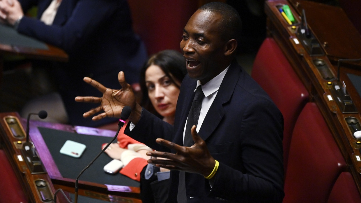 Der Abgeordnete Aboubakar Soumahoro am 22. März 2023 bei einer Rede im italienischen Parlament