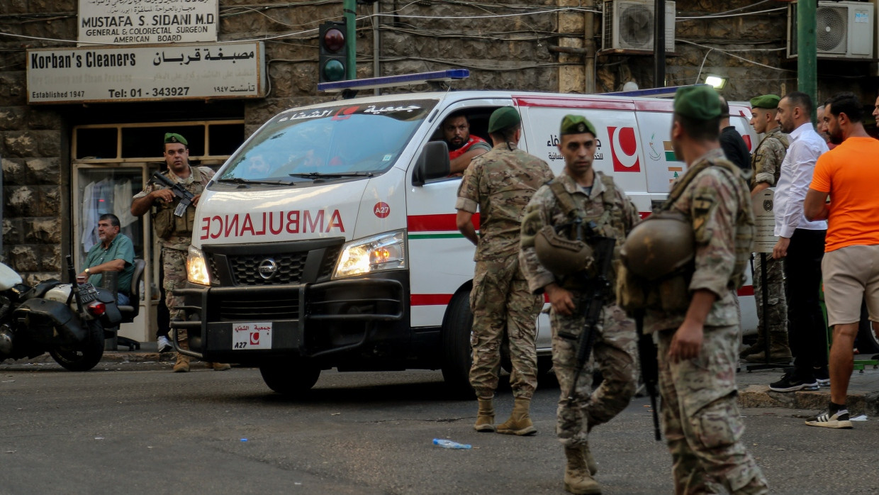 Soldaten der libanesischen Armee sichern die Zufahrt eines Krankenwagens zum Gelände des Krankenhauses der American University.