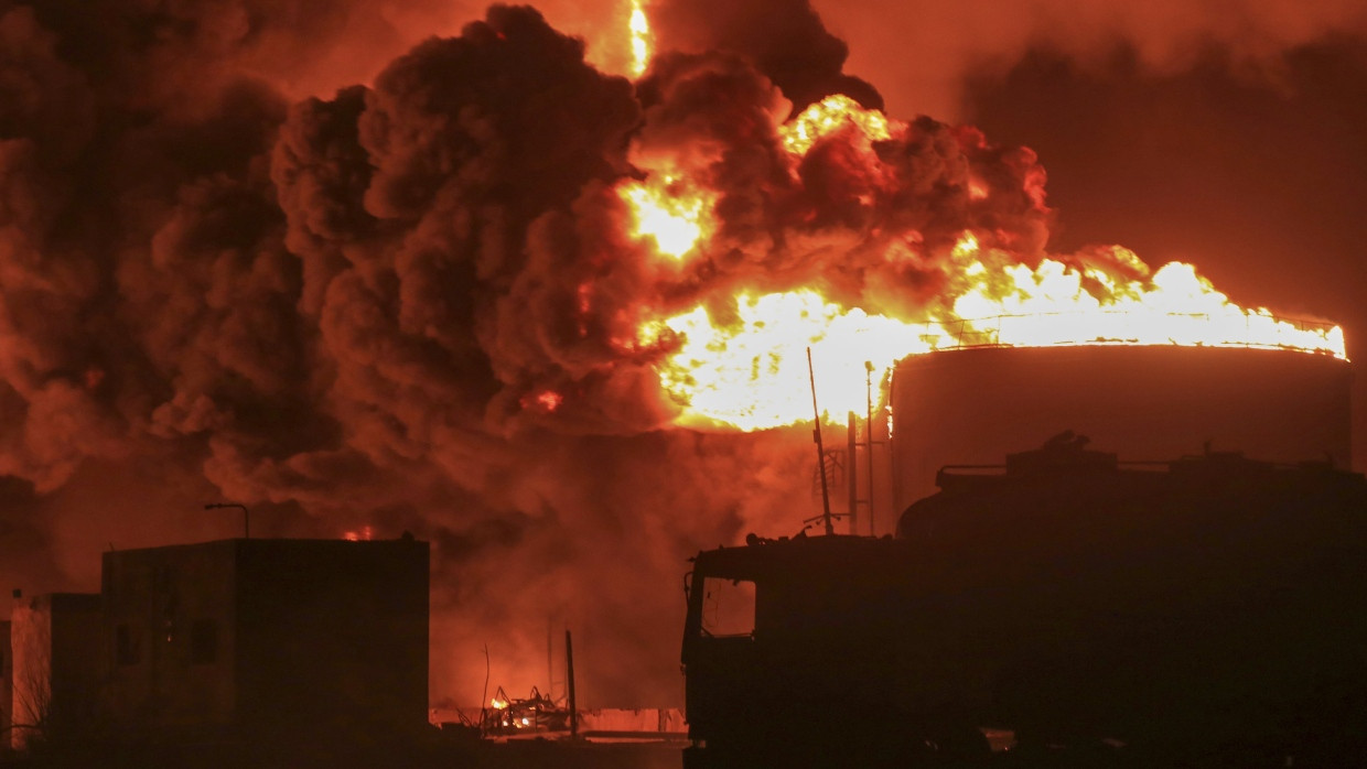 Öltanks brennen am 20. Juli im Hafen von Hudaida im Jemen