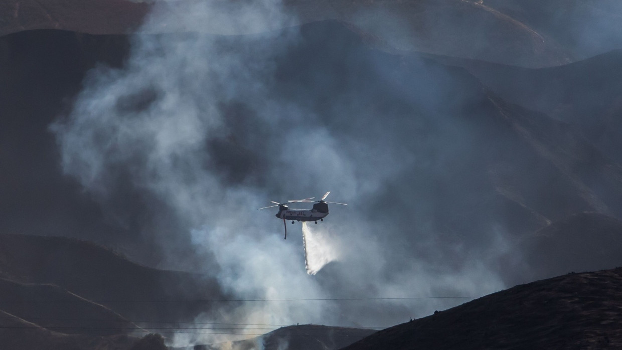 Ein Löschhubschrauber ist am Donnerstag im Kampf gegen des Hughes Fire im Einsatz.