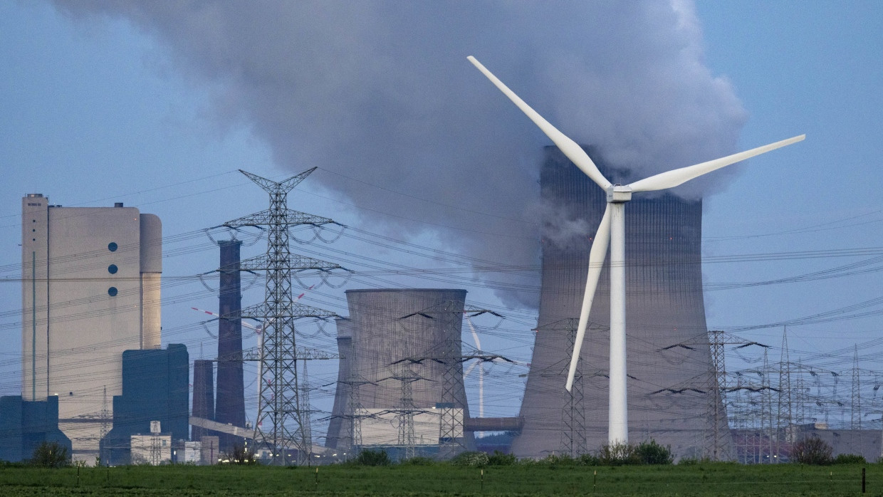 Dampf steigt aus dem RWE-Braunkohlekraftwerk Neurath.