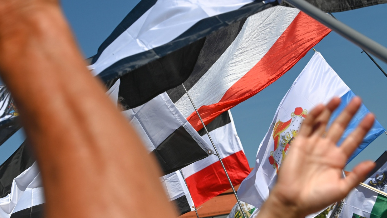 Eine so genannte Reichsbürger-Flagge weht im Wind.