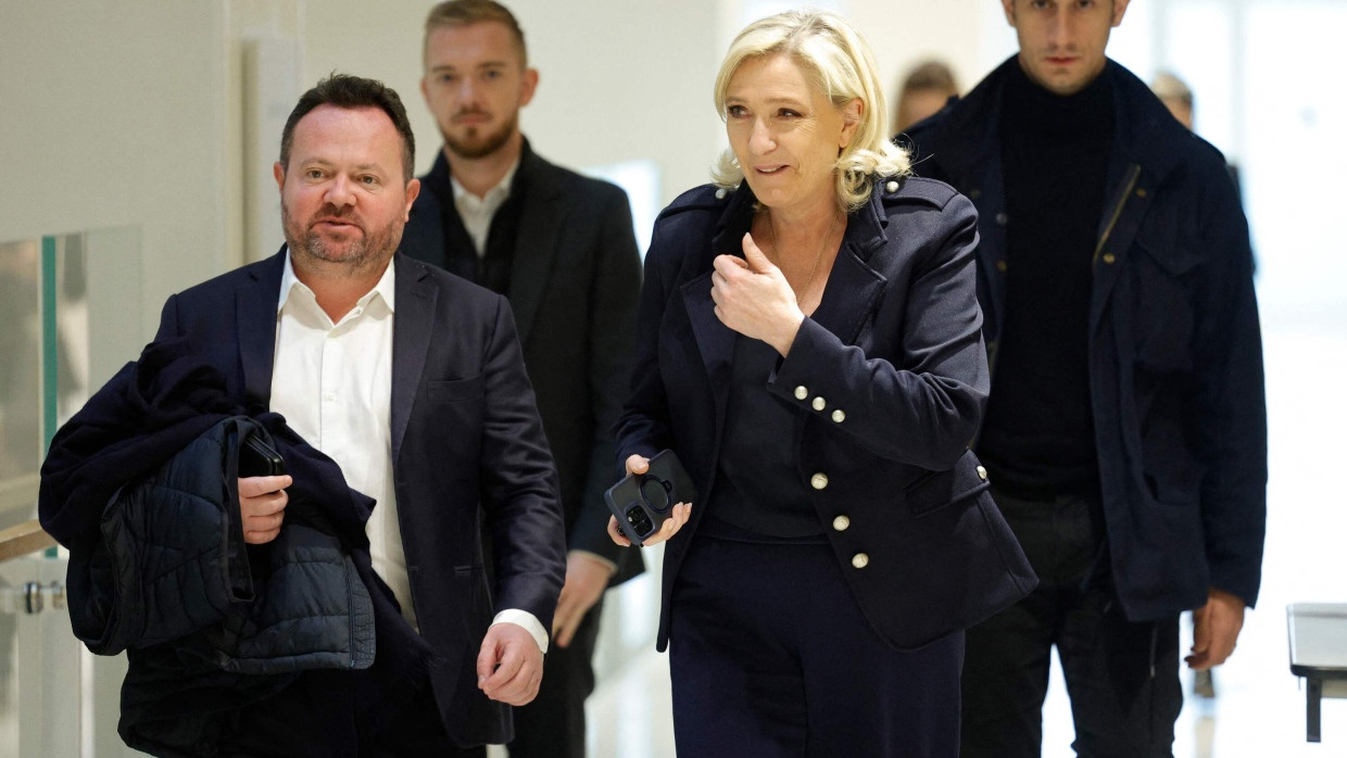 Marine Le Pen und ihr Parteikollege Bruno Bilde während einer Pause im Gericht in Paris am Mittwoch