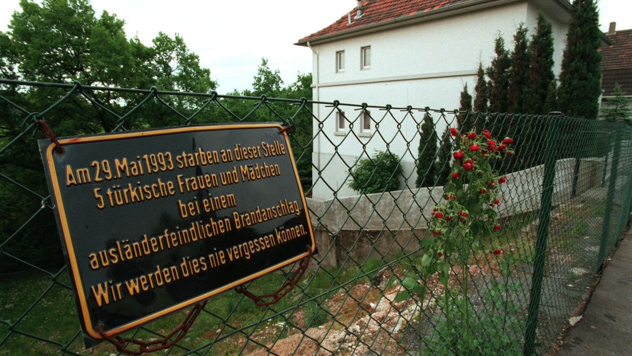 Nordrhein-Westfalen, Solingen: An der Stelle, an das Haus der türkischen Familie Genc gestanden hatte, erinnert eine Gedenktafel an die Opfer des Brandanschlags.