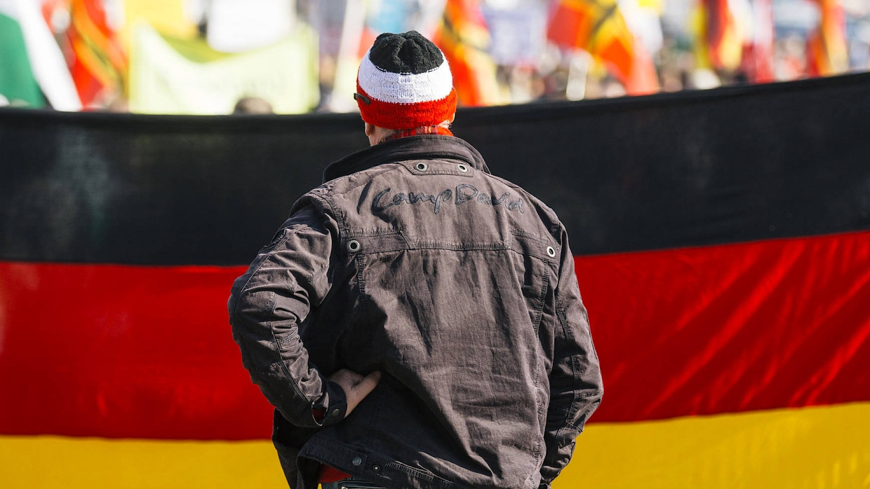 Man mit Mütze in Rechsflaggenfarben auf einer Pegida-Demonstration in Dresden (Archivbild)