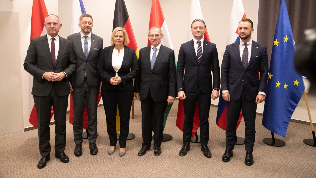 Nancy Faeser mit den Innenministern Österreichs, Ungarns, Polens, der Tschechischen Republik und der Slowakei am Montag im ungarischen Szeged