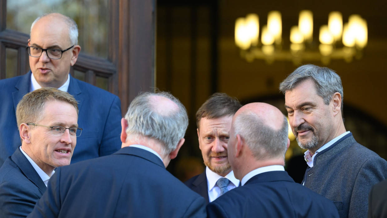 Treffen in Leipzig: Andreas Bovenschulte (SPD, v.l), Bürgermeister der Stadt Bremen und Präsident des Senats, Daniel Günther (CDU), Ministerpräsident von Schleswig-Holstein, Stephan Weil (SPD), Ministerpräsident von Niedersachsen, Michael Kretschmer (CDU), Ministerpräsident von Sachsen, Kai Wegner (CDU), Regierender Bürgermeister von Berlin, und Markus Söder (CSU), Ministerpräsident von Bayern.