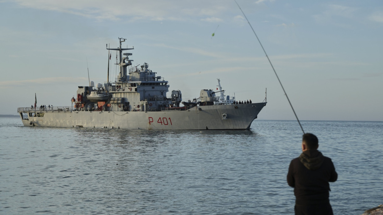 Ein italienisches Marineschiff mit 49 Migranten nähert sich dem Hafen in Shëngjin im Nordwesten Albaniens.