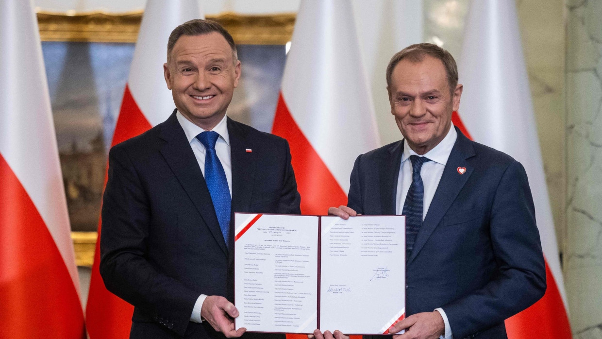 Polens Präsident Andrzej Duda (links) und Ministerpräsident Donald Tusk bei der Vereidigung der neuen Regierung am 13. Dezember