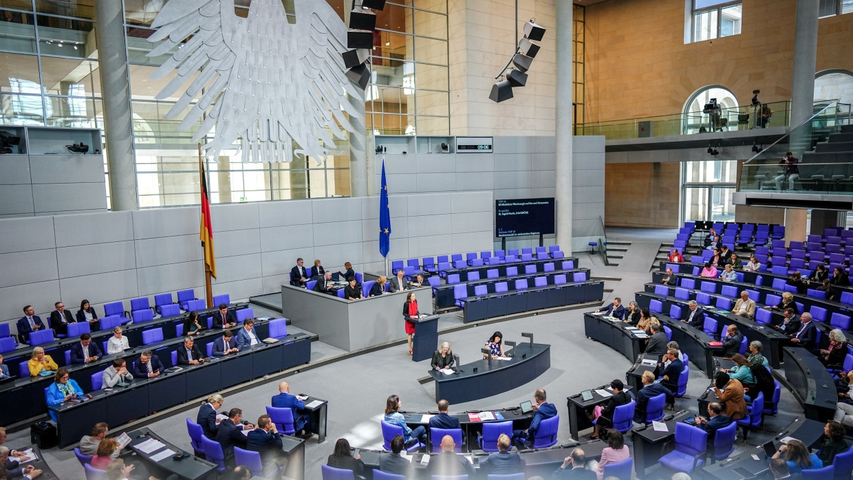 Sitzen hier künftig weniger Abgeordnete aus Frankfurt? Plenarsaal des Deutschen Bundestags in Berlin.