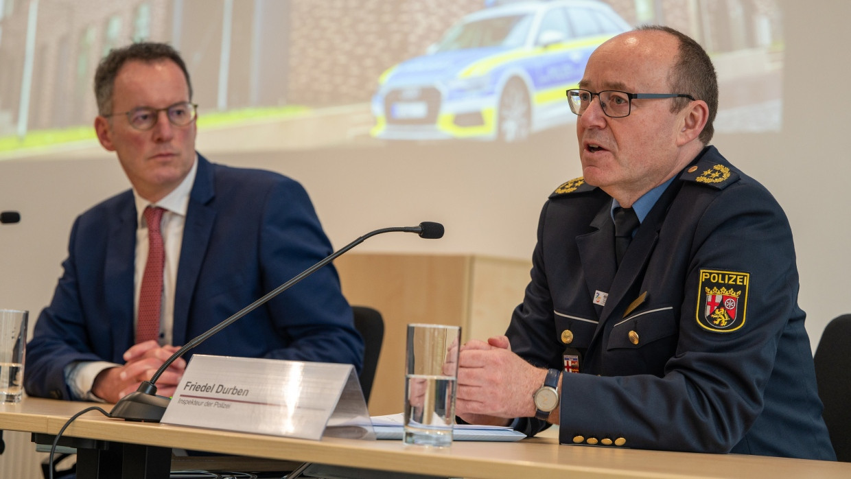 Der Inspekteur der rheinland-pfälzischen Polizei, Friedel Durben (r), spricht im Beisein des rheinland-pfälzischen Innenminister Michael Ebling (SPD) zu den Vorfällen in der Nacht zum Freitag.