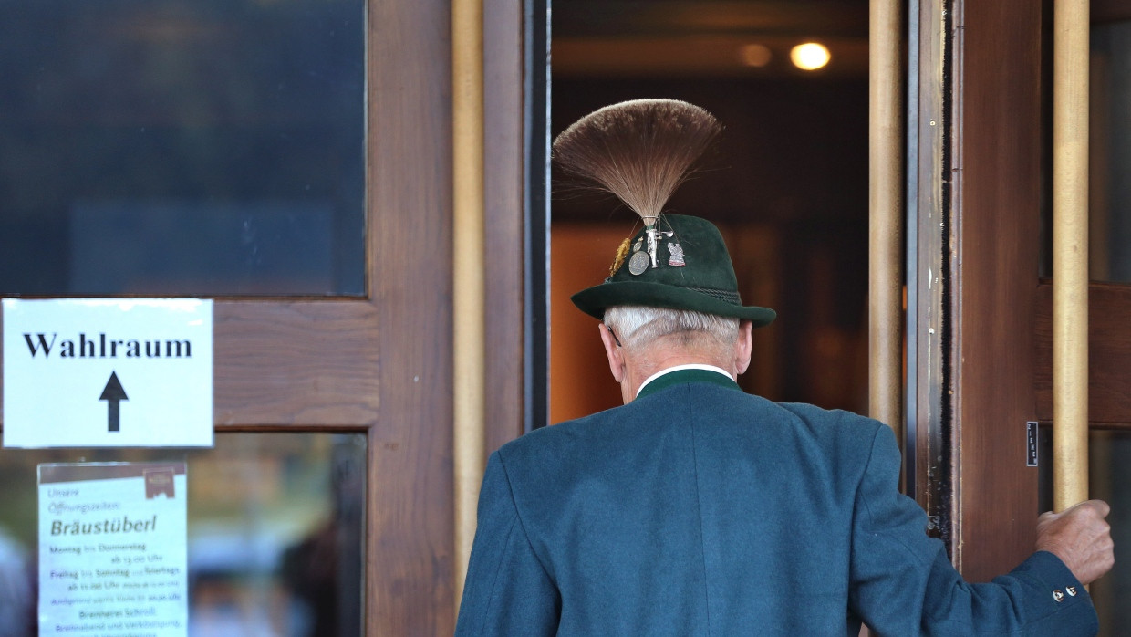 Ein Mann in bayerischer Tracht betritt bei der Landtagswahl 2018 ein Wahllokal in Bayern.