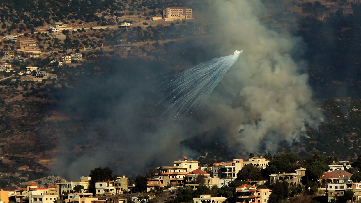 Nach schwerem israelischen Beschuss steigt Rauch im Südlibanon auf.