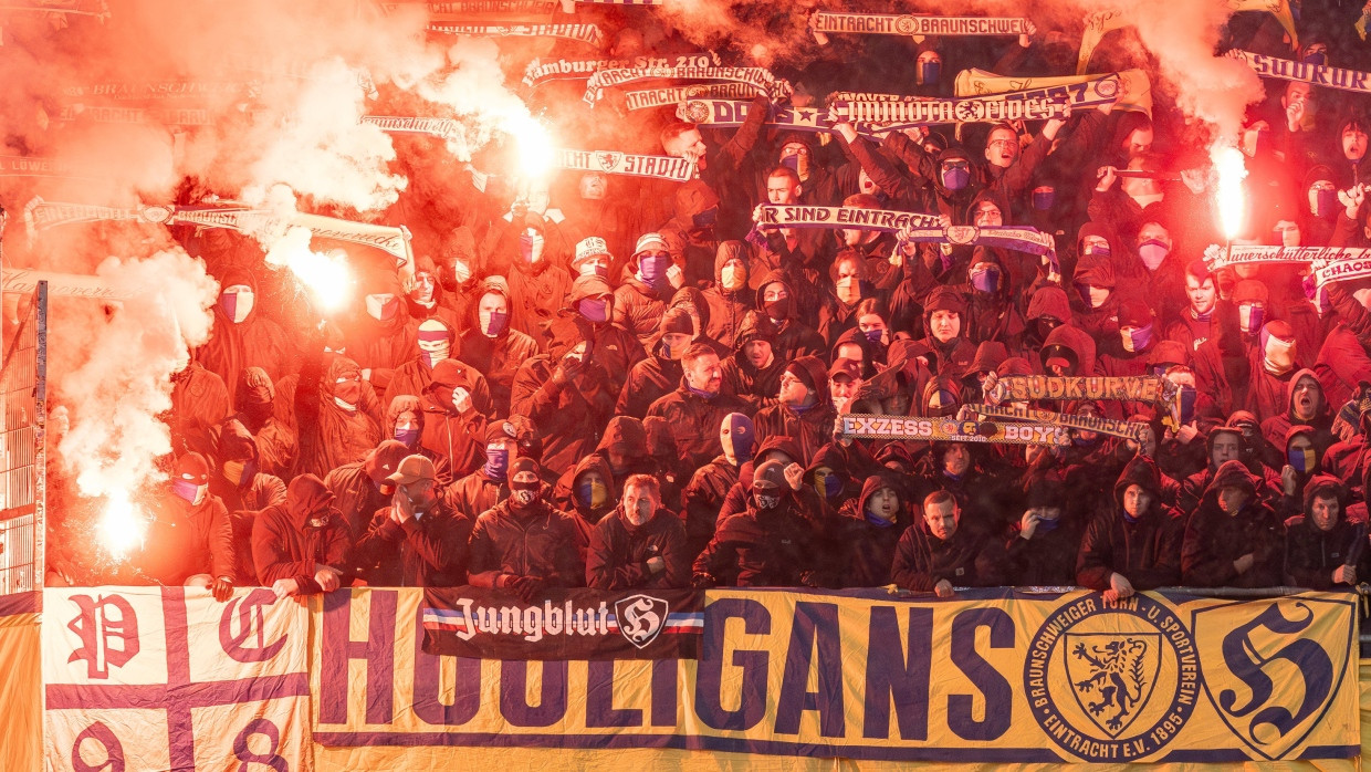 Anhänger von Eintracht Braunschweig in Hannover im November 2023