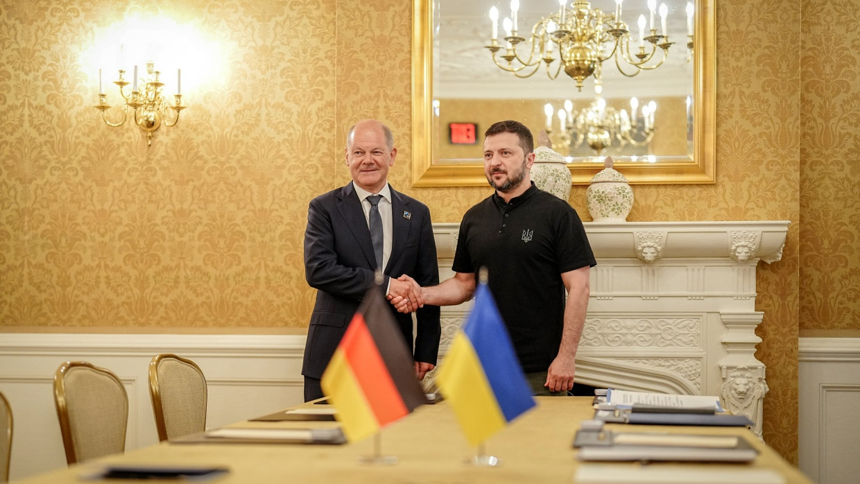 Bundeskanzler Olaf Scholz (l) und der ukrainische Präsident Wolodymyr Selenskyj in Washington