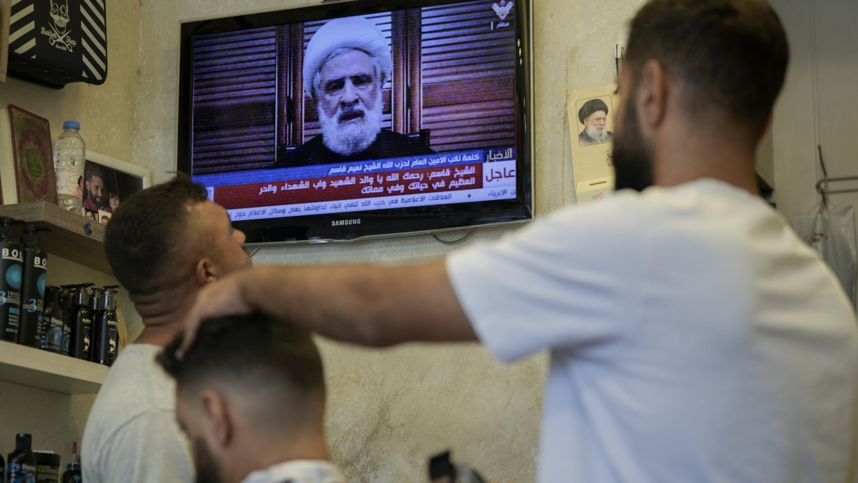 „Kader ersetzt“: Menschen in Beirut verfolgen im Fernsehen eines Friseursalons eine Rede des Übergangsführers Naim Quassem.