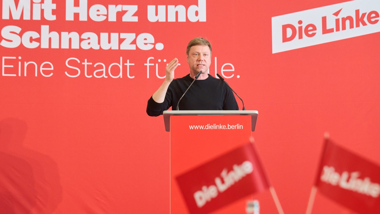 Stadt für alle - Partei für immer weniger: der Linke-Vorsitzende Schirdewan im April 2024 auf dem Landesparteitag in Berlin.