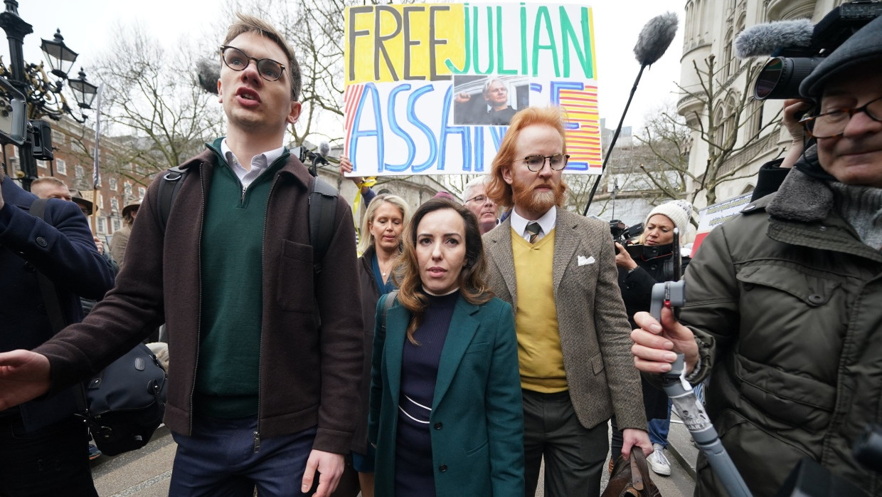 Die Ehefrau von Julian Assange, Stella Assange, und Demonstranten am Dienstag vor dem Londoner High Court