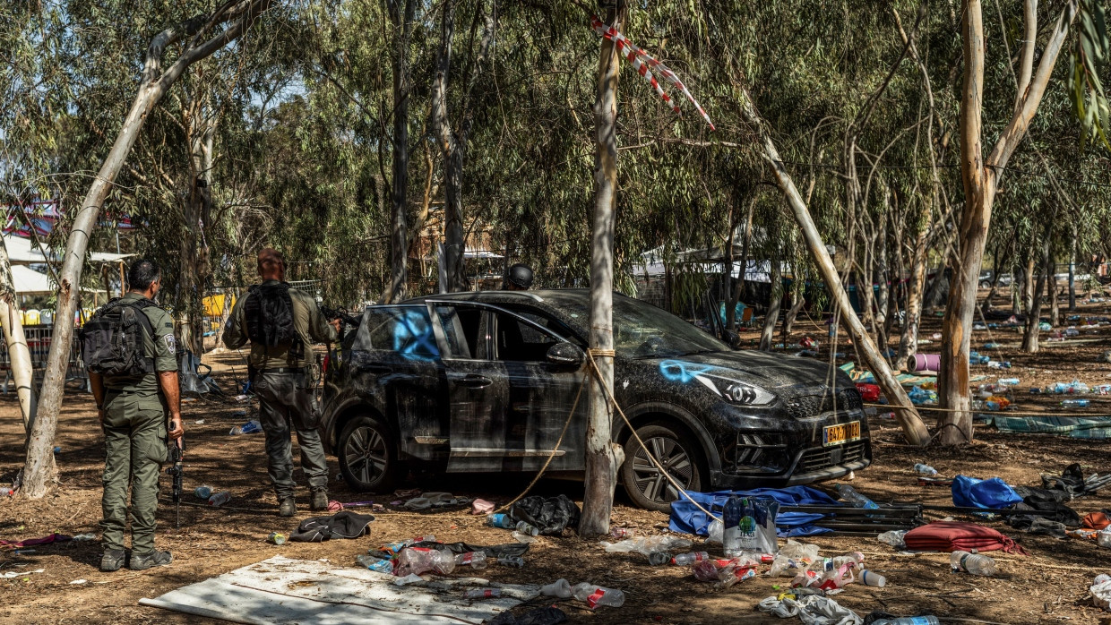 Israelische Soldaten stehen auf dem Gelände des Supernova-Wüstenmusikfestivals, wo die Hamas Hunderte Menschen getötet und viele weitere als Geiseln verschleppt hatte.