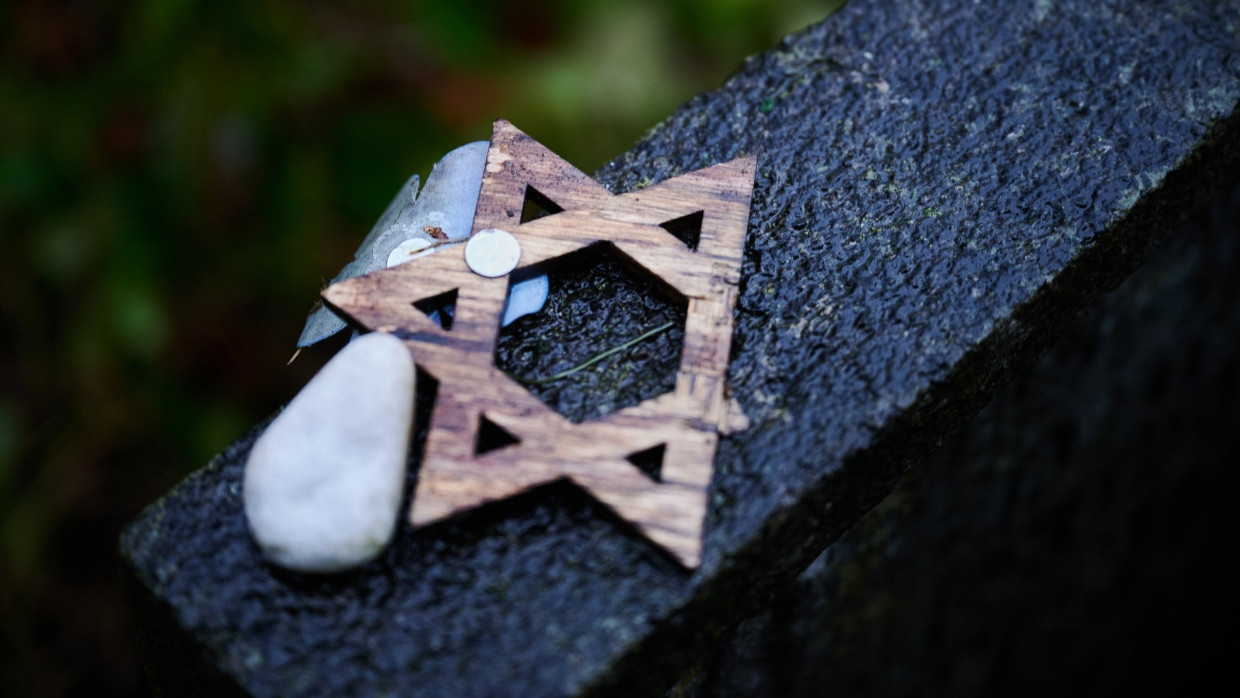 Ein abgebrochener Davidstern liegt während der Gedenkveranstaltung zum Volkstrauertag auf dem Jüdischen Friedhof Weißensee auf einem Grabstein. (Symbolbild)