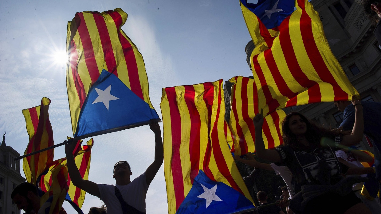 Studenten in Barcelona schwenken die katalanische Flagge.